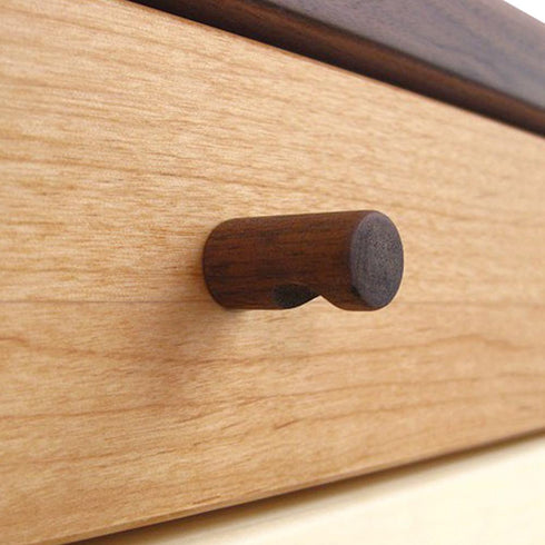 【つまみやすい、小さなこだわり】
統一されたダークカラーの取っ手は、デザインのアクセントとして全体を引き締めつつ、指に馴染むつまみやすい形状で、日々の開け閉めを快適なものにします。